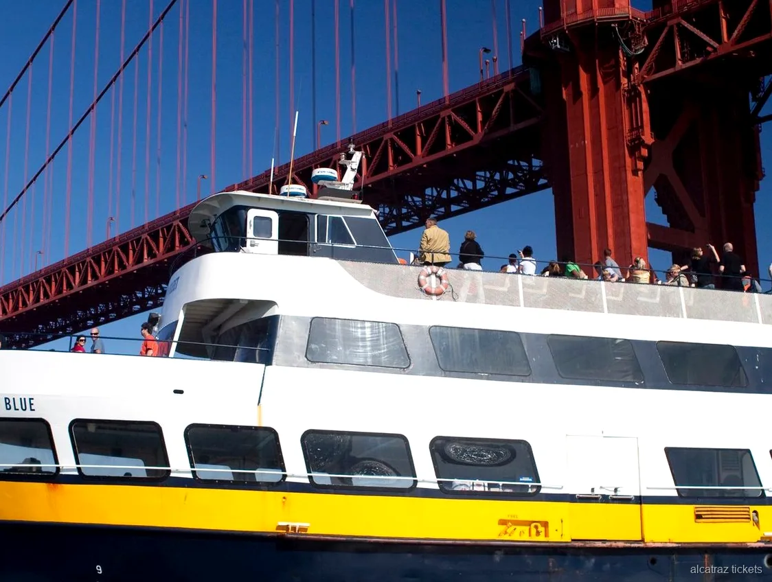 Ausflugsboot startet bei Pier 39 zur Alcatraz-Rundfahrt