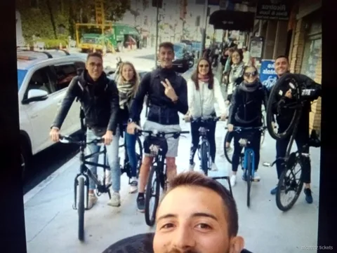Ciclista che pedala verso il Golden Gate Bridge nel combinato Alcatraz con noleggio bici