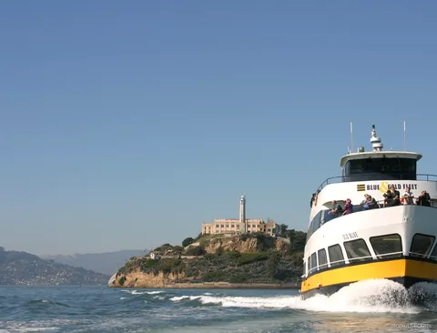 Rondvaartboot op de Alcatraz rondvaart die om het eiland vaart