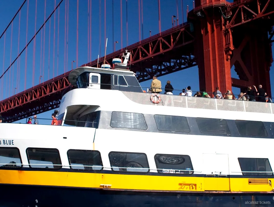 Rondvaartboot die vertrekt bij Pier 39 voor de Alcatraz rondvaart