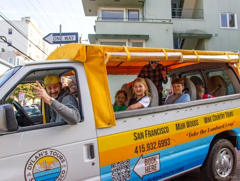 Open busje op de Alcatraz stadstour langs bezienswaardigheden van San Francisco