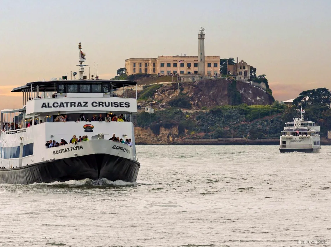 Tornanti di Lombard Street visti durante il tour dei punti clou della città con Alcatraz