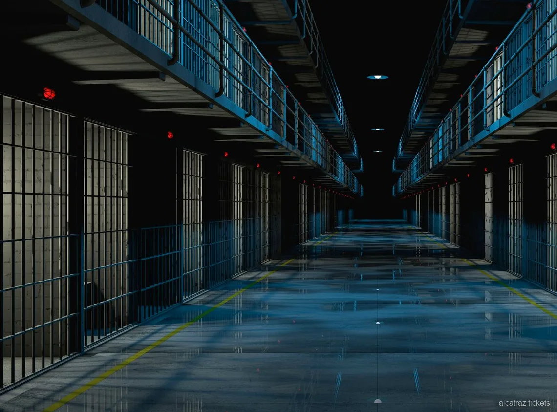 Traghetto del tour notturno di Alcatraz che attraversa la baia di San Francisco dopo il tramonto