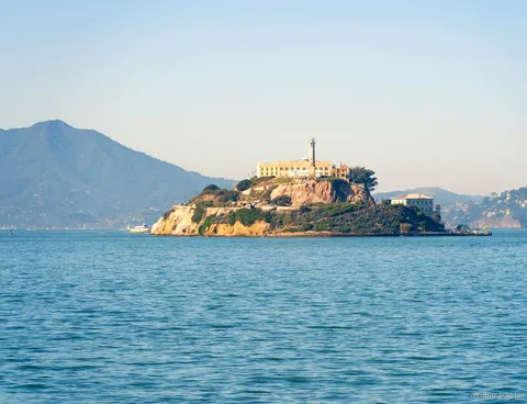 Traghetto per Alcatraz che attraversa la baia di San Francisco verso l'isola