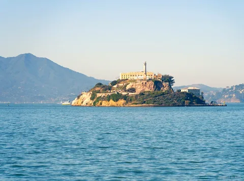 Ferry pour Alcatraz traversant la baie de San Francisco vers l'île