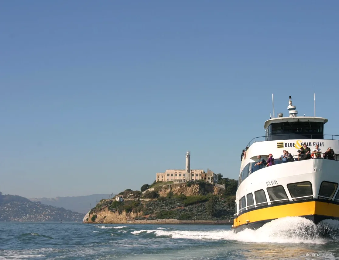 Vaixell turístic fent el creuer per la badia d'Alcatraz al voltant de l'illa