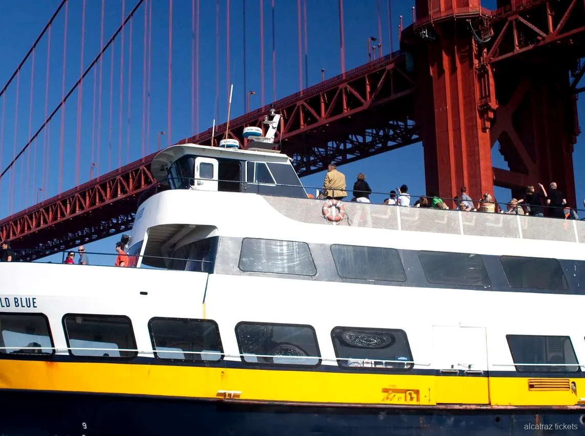 Vaixell del creuer per la badia de San Francisco sortint prop de Pier 39