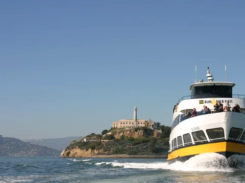 Barca da crociera nella baia di Alcatraz mentre circumnaviga l'isola