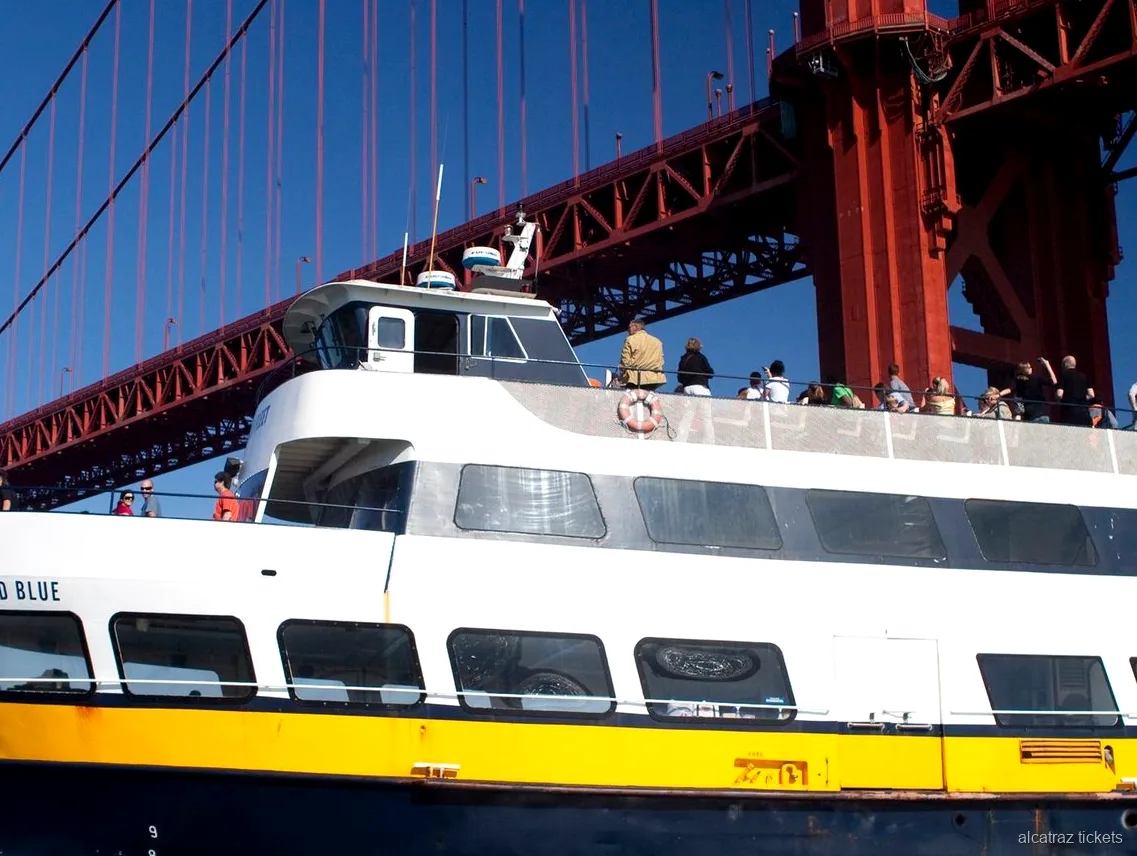 Bateau de croisière dans la baie de San Francisco au départ près du Pier 39 pour la boucle autour d'Alcatraz