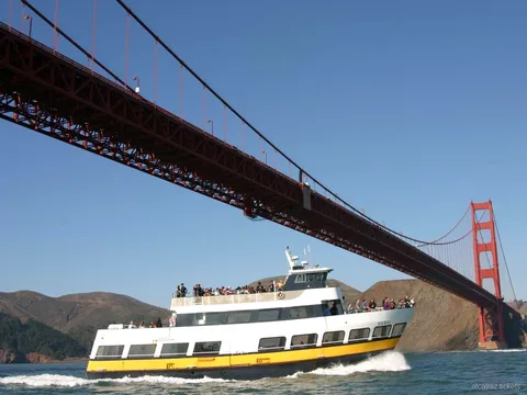 Golden Gate Bridge visto desde abajo durante el crucero por la bahía junto a Alcatraz