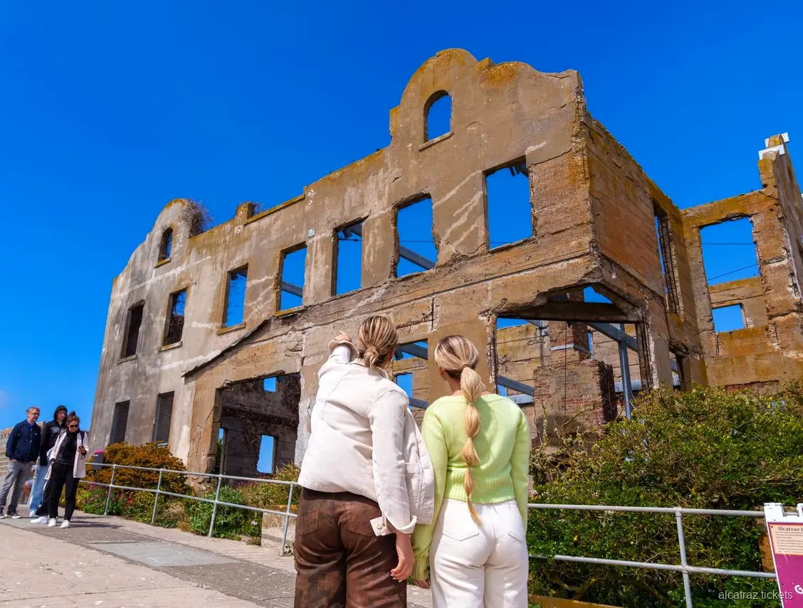 Bloc de cel·les de l'illa d'Alcatraz inclòs a les entrades de ferri