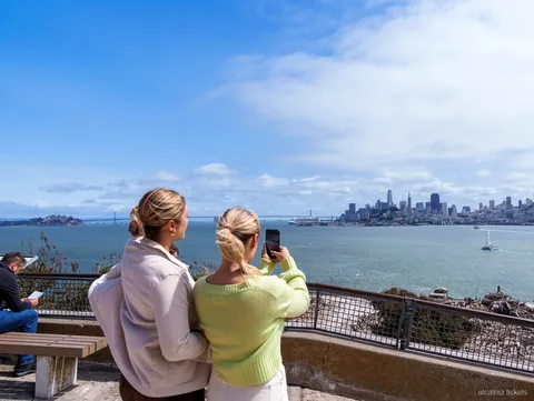 Visitantes recorriendo la audioguía Cellhouse de Alcatraz dentro del edificio de celdas