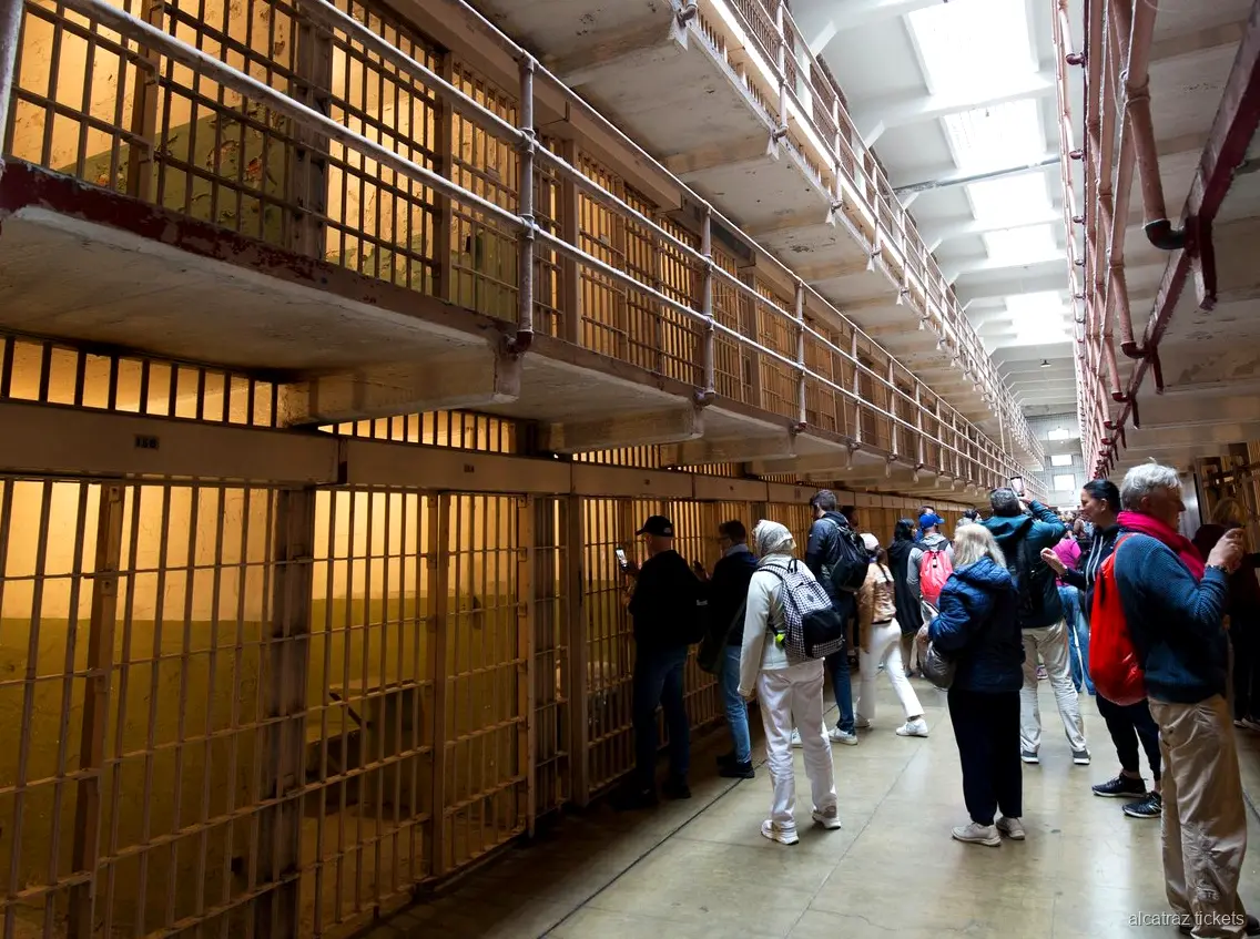Couloir du pénitencier de l'île d'Alcatraz inclus dans la formule bus hop-on hop-off