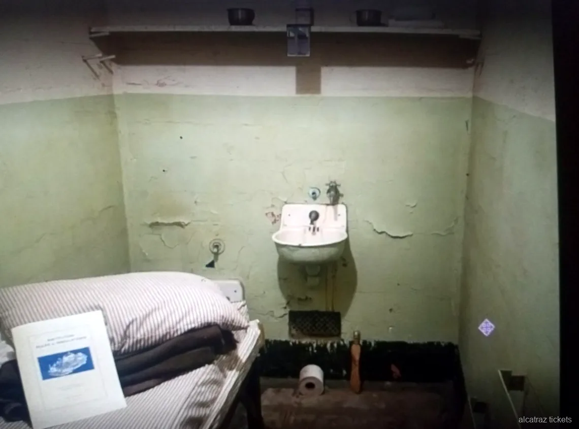 Couloir du pénitencier de l'île d'Alcatraz inclus dans le billet avec location de vélo